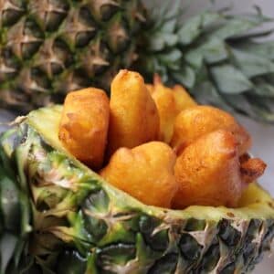 Hledáte rychlý bezlepkový dezert? Šťavnatý obalovaný ananas v těstíčku z vanilkové Hrašky si zamiluje celá rodina. Objevte snadný vegan recept!