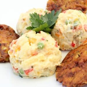 Recept na bramborový salát, který se hodí jako vánoční bramborový salát. Je bez klasické majonézy. Je bez vajec a je vhodný pro vegany.