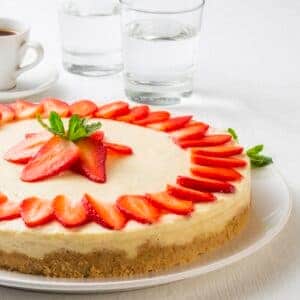 Vanilkový Cheesecake s jahodami - veganský dezert bez vaječný