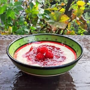 Recept na zdravou badyánovou pěnu z krup a Hrašky. Syté jídlo plné bílkovin, které chutná jako dezert. Vyzkoušejte tradiční suroviny!