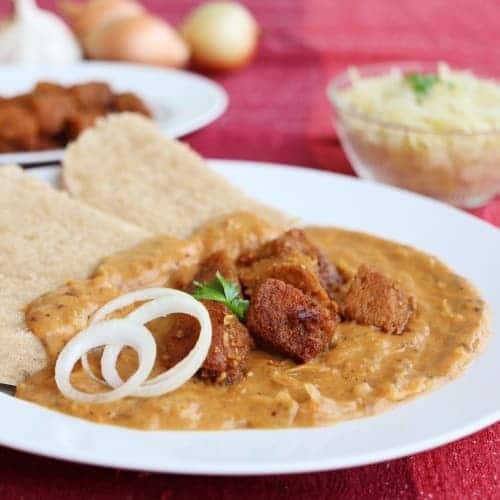 Veganský guláš připravený z domacího seitanu a kysaného zelí. Vhodný pro vegetariány a sportovce. České tradiční jídlo.