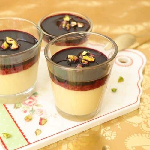 Vegan dezert s italským nádechem! Vanilková Panna cotta s rebarborou je lehká, osvěžující a bezvaječná lahůdka pro každou příležitost
