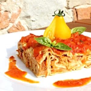 vegetariánské lassagne připravené z domácího seitanu.