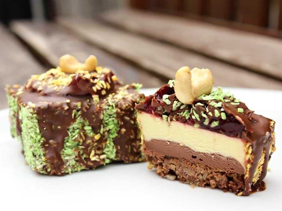 Dvoubarevné kostky s višňovou marmeládou - bezlepkový, veganský recept bez vajec. Čokoládový zákusek pro děti, dietní dezert