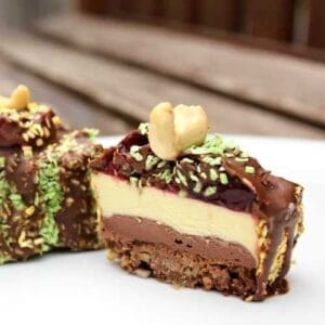 Dvoubarevné kostky s višňovou marmeládou - bezlepkový, veganský recept bez vajec. Čokoládový zákusek pro děti, dietní dezert
