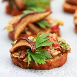 Houbová pomazánka - podzimní recept na veganskou svačinu. Kombinace lesních hub a luštěnin - Hrašky, vytvoří chutnou a zdravou pomazánku.