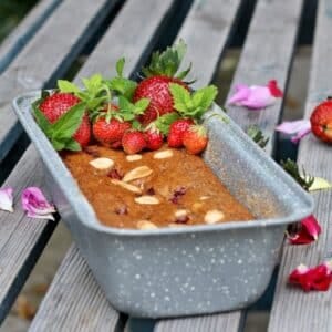 Vyzkoušejte vegan recept na jahodovou bublaninu s mandlemi! Bezvaječné těsto s Hraškou vanilka je dokonale nadýchané a plné chuti.